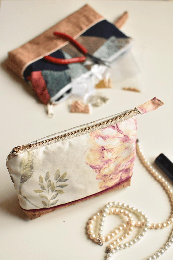 Pouch with metal zipper and passepoils